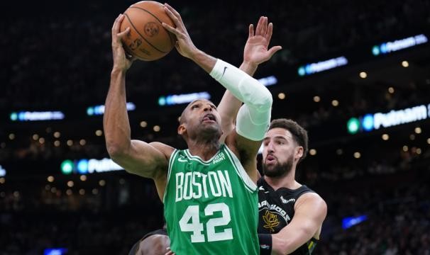 星空体育官方下载-绿军不老神塔：36岁霍福德变神射 低位攻防仍强悍