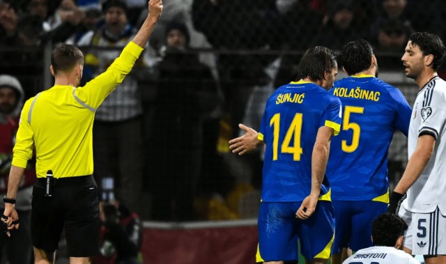 波黑0-1意大利半场数据：射门13-2，射正4-2，良机0-0