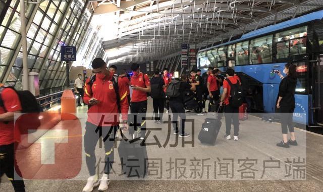 星空体育-【手记】李铁再次让出公务舱 球迷空姐为国足送祝福