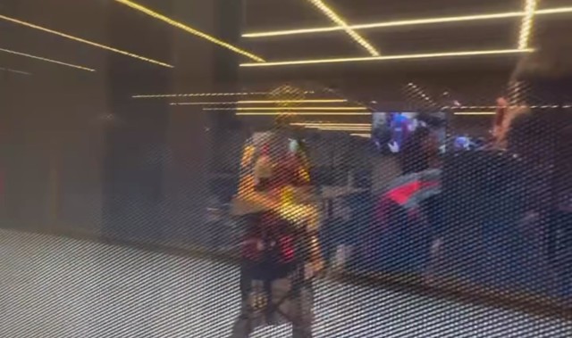 星空体育-诺坎普VIP区域可透过玻璃观看球员通道，亚马尔与朋友打招呼