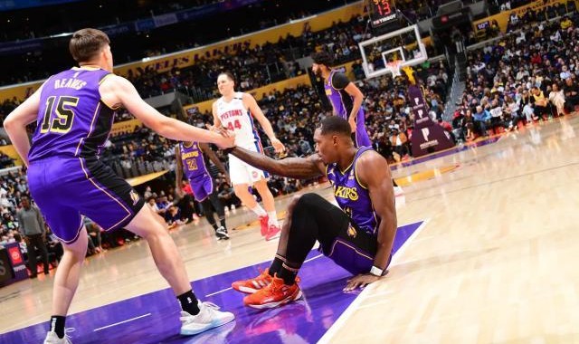 星空体育官方下载-伤病潮来袭湖人连胜不断，詹姆斯身边众将挺身而出